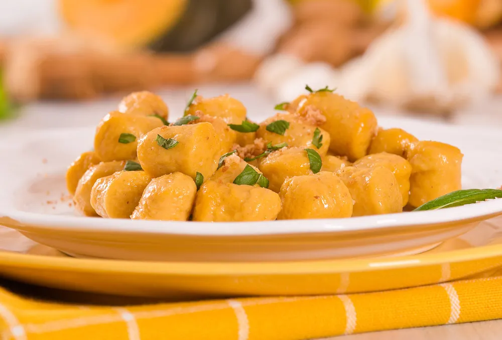 Kürbis-Topfen-Nockerln mit Kernölsauce