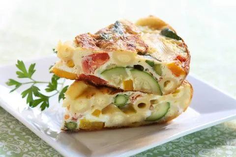 Feurige Spargelfrittata mit knusprigen Walnüssen